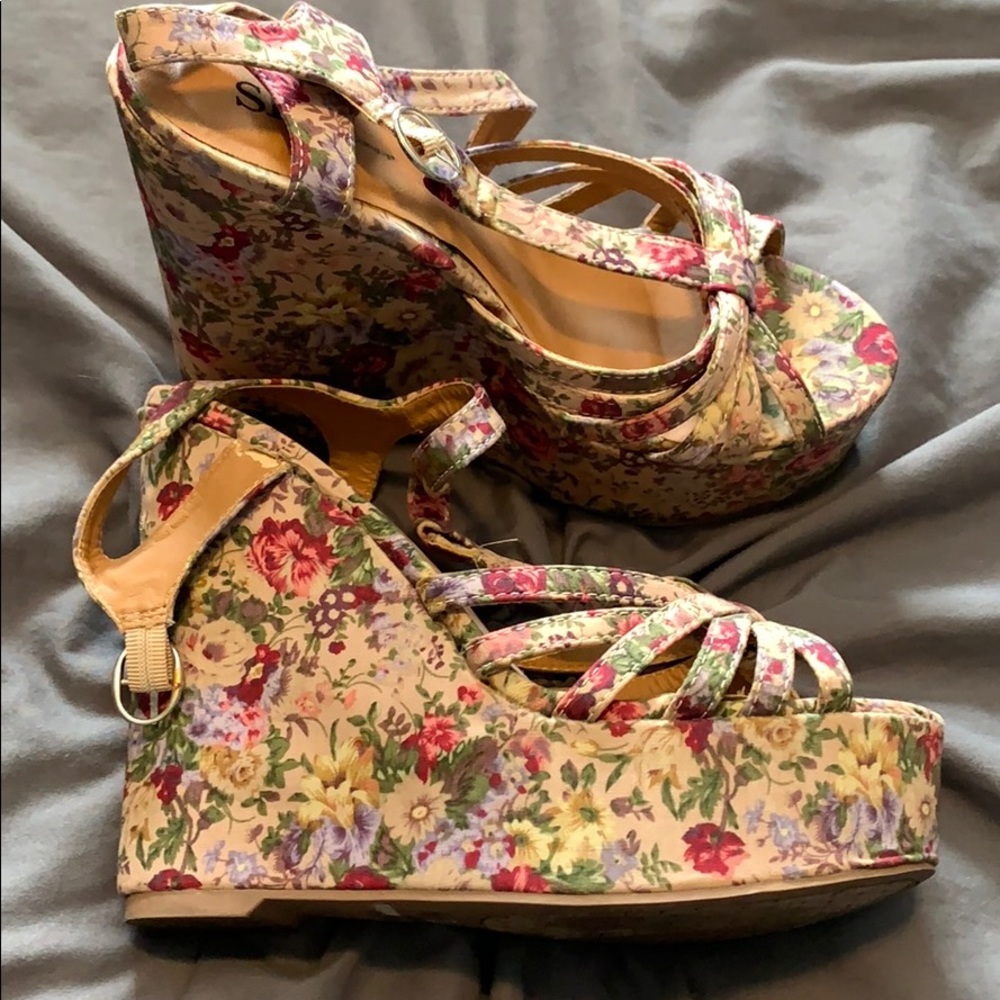 Shi floral wedges SZ 7.5